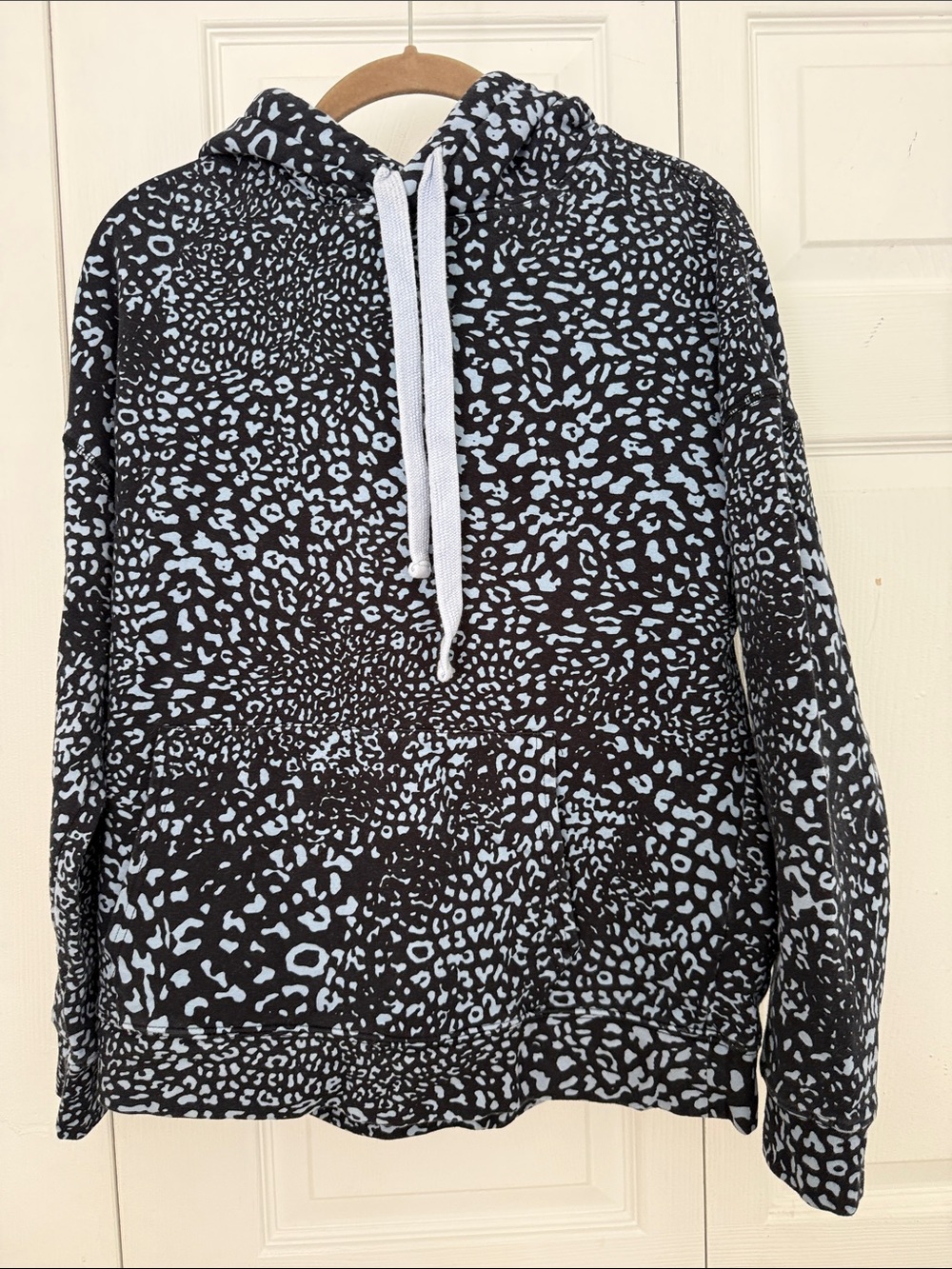 IVL Collective Black & Light Blue Leopard-Print Pullover Hoodie size S Soft
